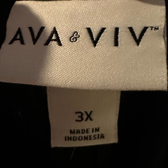 Ava & Viv Black V-Neck Blouse - Picture 5 of 6